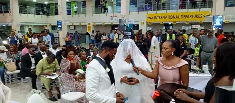 Shock as couple takes wedding vows at Lagos airport [PHOTOS]