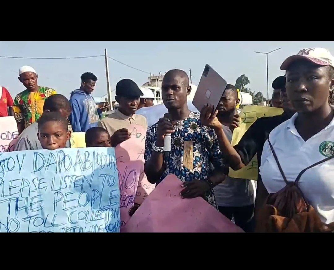 BREAKING: Protest breaks out on Epe-Ijebu-Ode Expressway over new tollgate charges