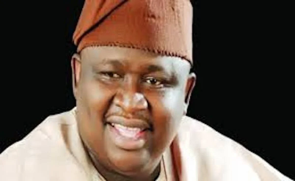 Senator Adeola denies saying Buhari’s govt borrowed $400bn to stabilize local currency