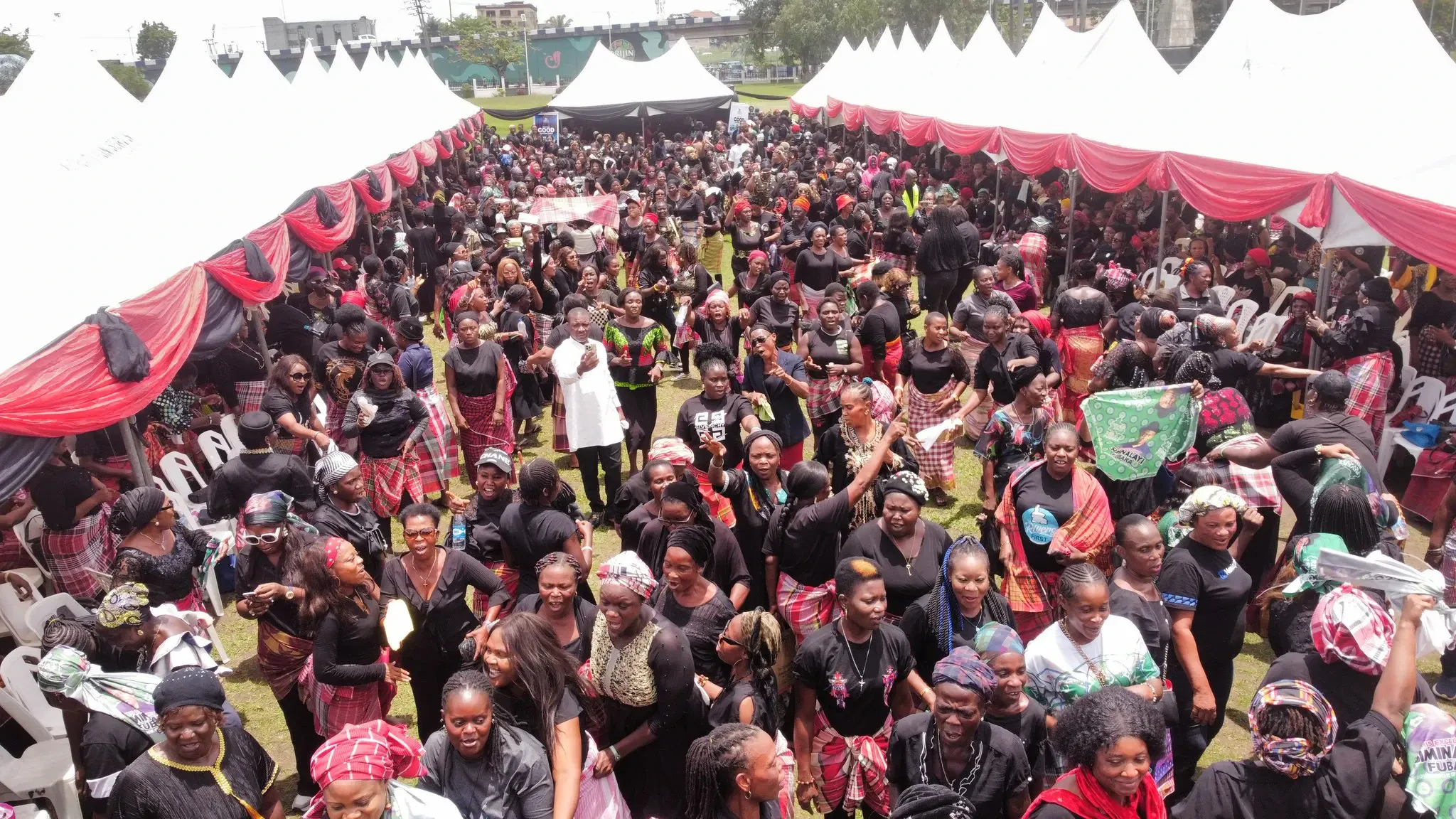Mammoth crowd as women begin ‘reinstate Fubara’ protest in Port Harcourt [VIDEO]