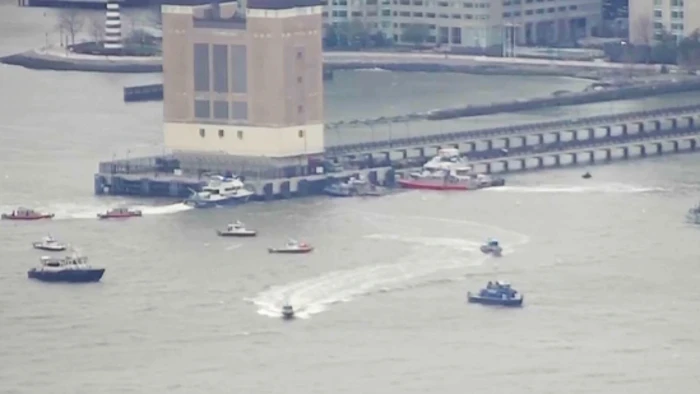 Moment helicopter crashed into Hudson River in New York (VIDEO)