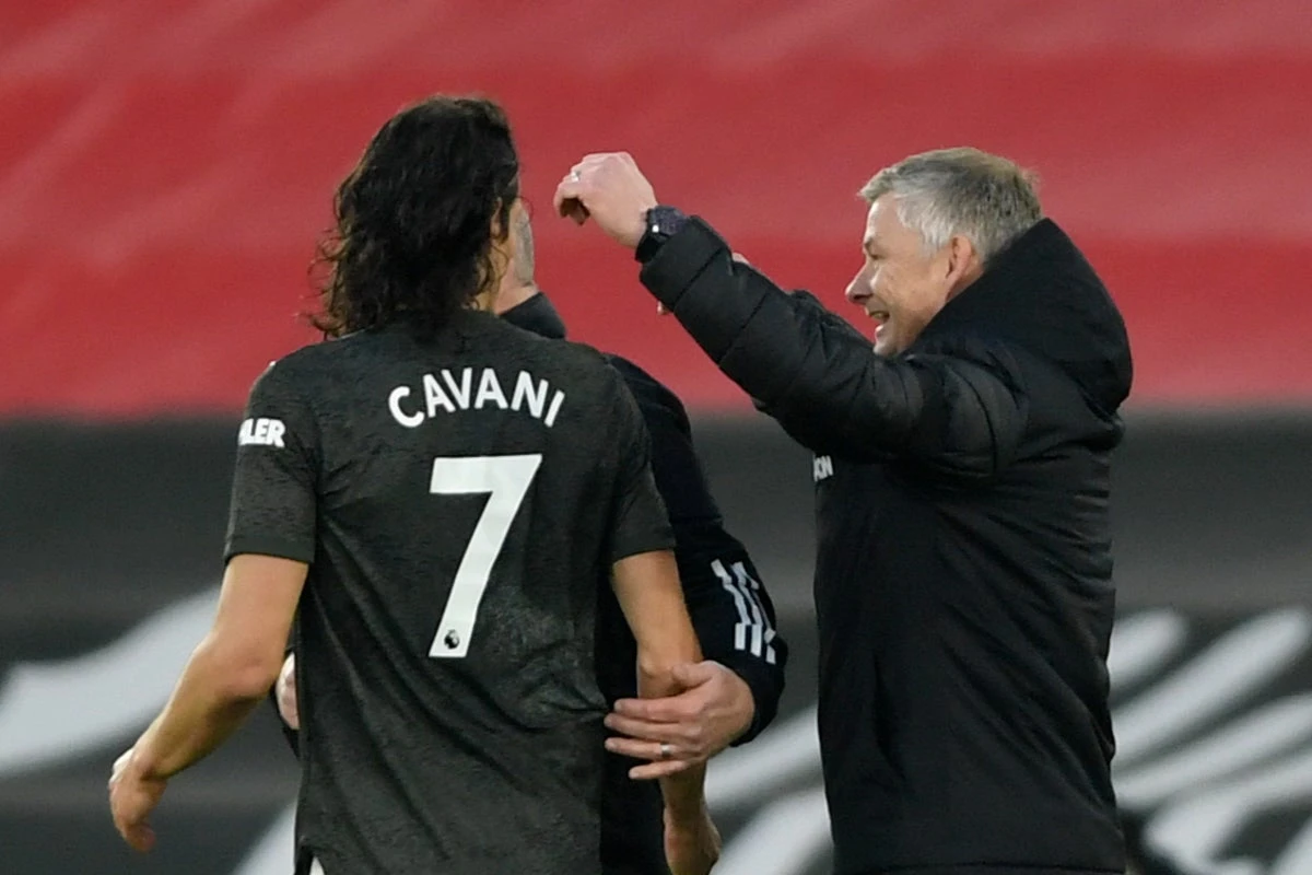 EPL: Michael Owen advises Solskjaer on what to do Cavani at Man United