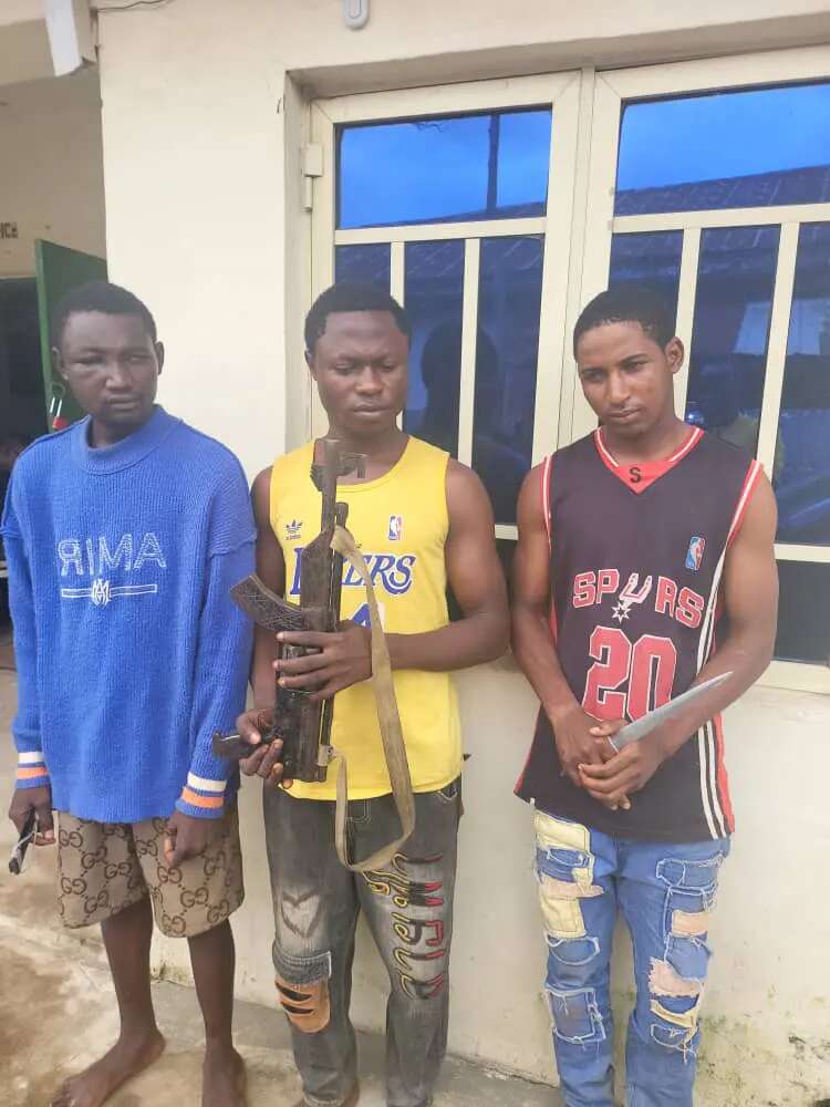 Police arrest suspected armed robbers, recover stolen vehicle