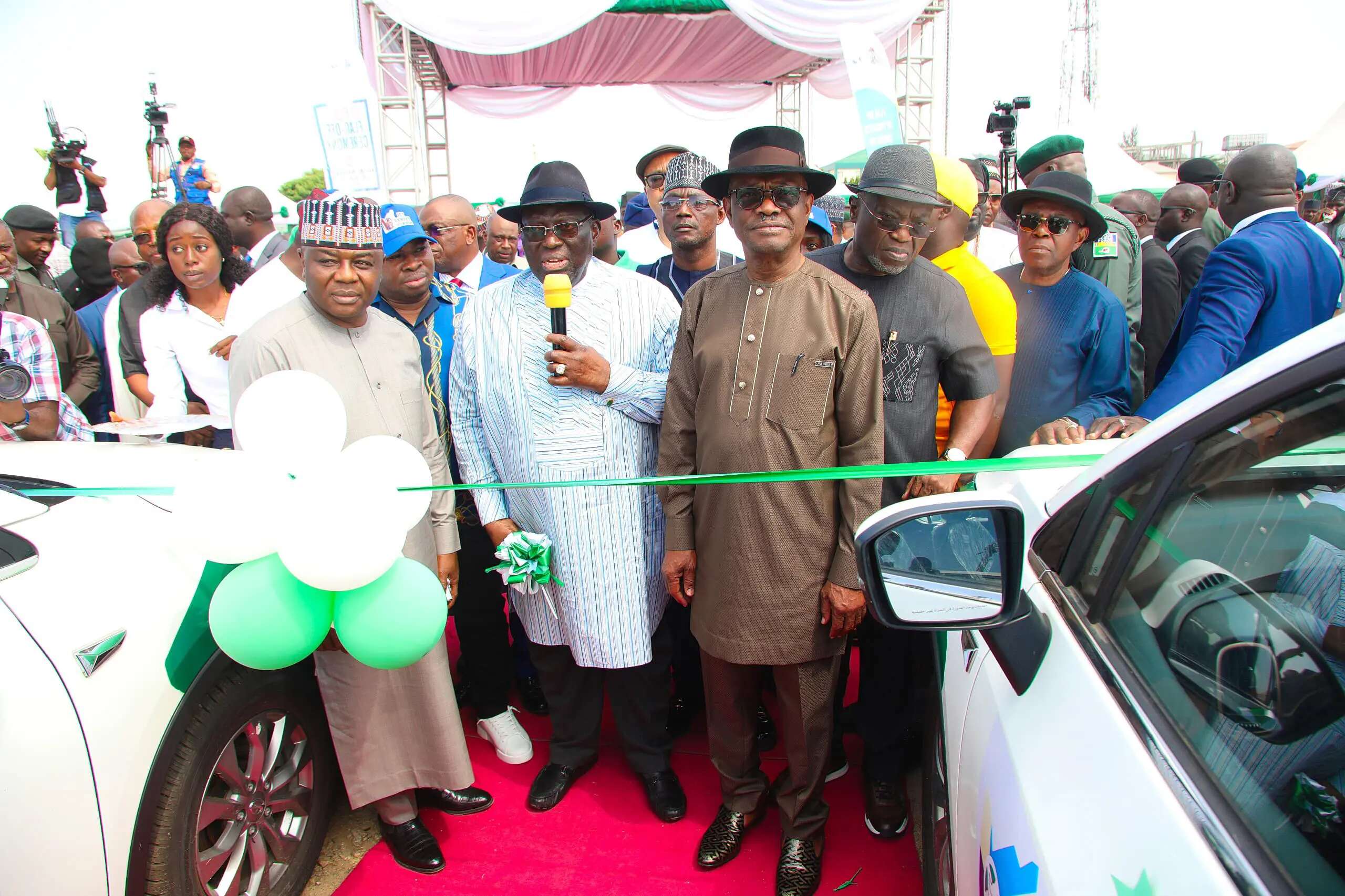 Abuja taxi colour: Unpainted vehicles will not be allowed to pick up passengers — Wike