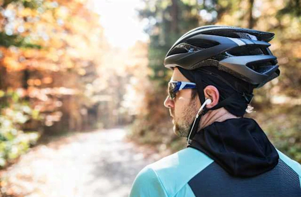 Two-thirds of road users back cyclist headphone ban