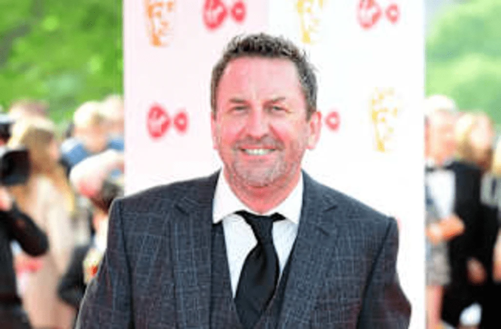 Lee Mack reveals face mask quirk about his new woodworking show
