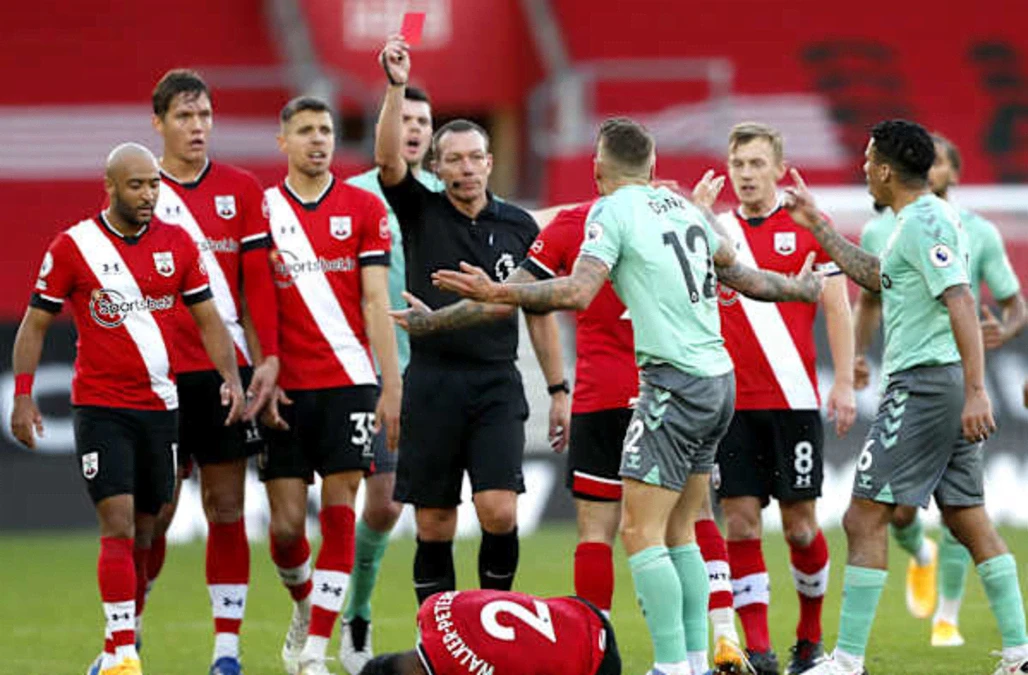 Lucas Digne dismissed as Southampton call time on Everton’s unbeaten start