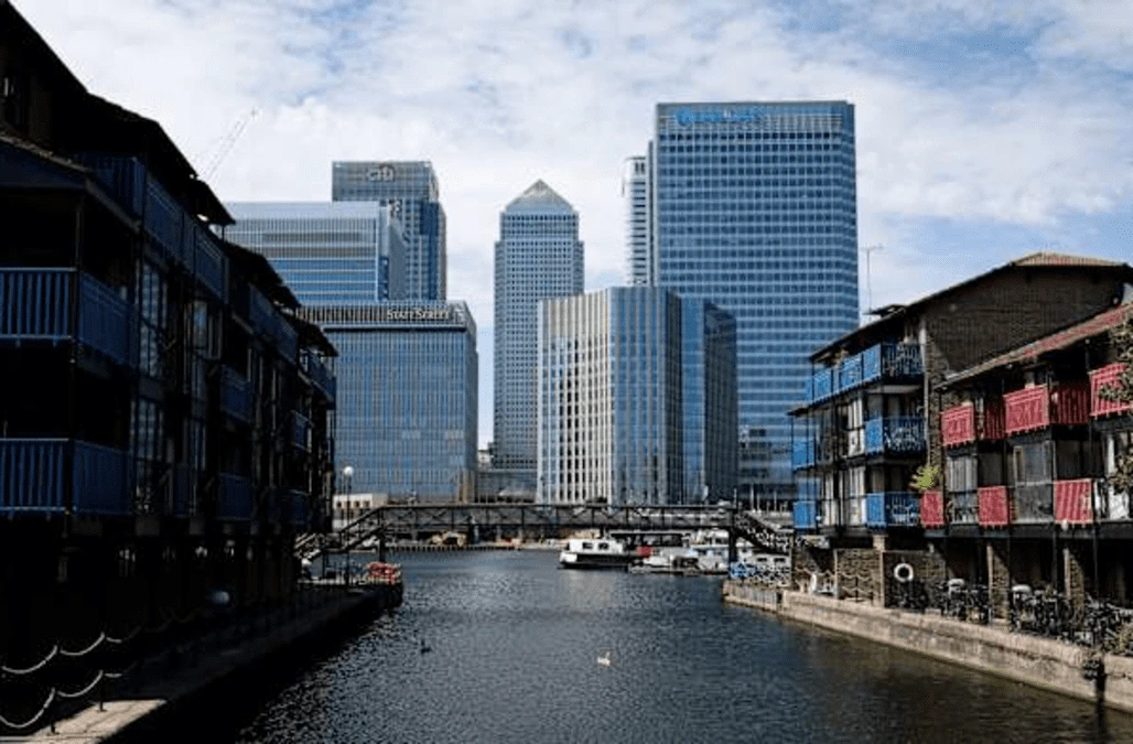 FTSE ends week on a high as banks soar
