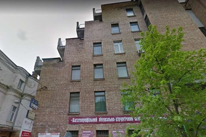 Із модерністської будівлі в центрі Києва обвалились балкони (фото)