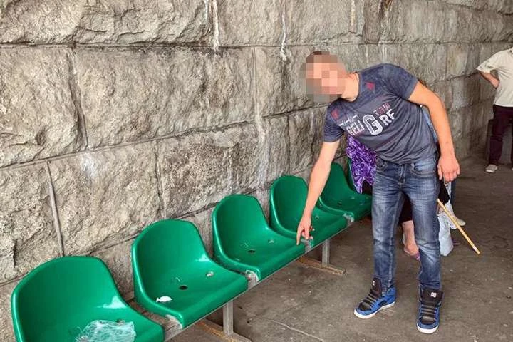 На вокзалі в Києві молодики, погрожуючи ножем, пограбували чоловіка