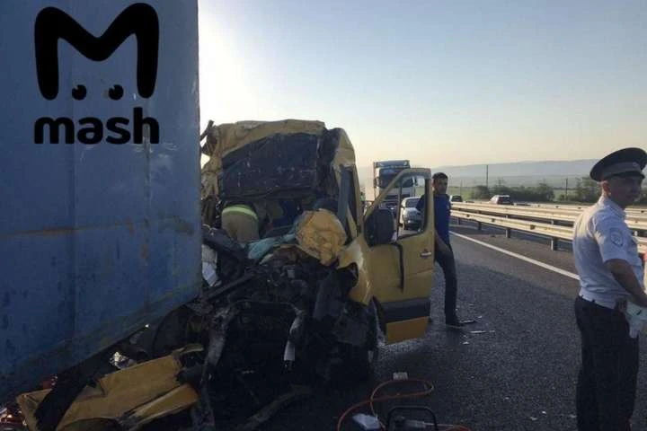 В окупованому Криму сталася масштабна ДТП: мікроавтобус влетів у вантажівку
