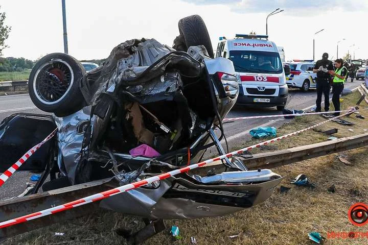 У Дніпрі в ДТП загинула дворічна дитина, ще шістьох осіб госпіталізували