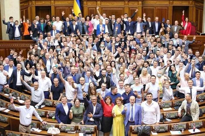 Про загиблих від коронавірусу лікарів та щасливих українських депутатів