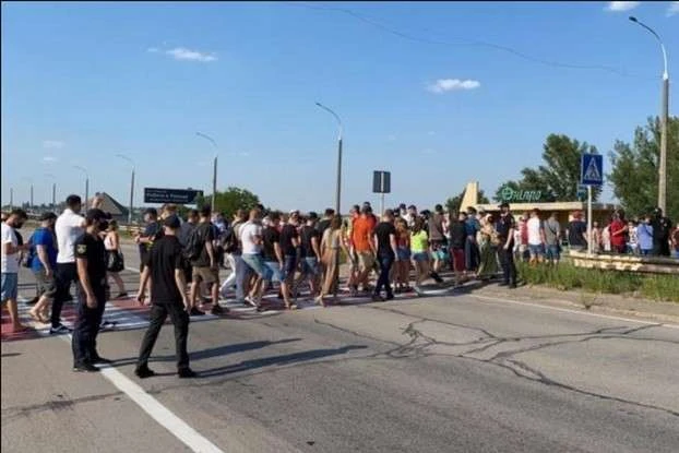 На Херсонщині працівники нічних клубів перекривали міст через Дніпро