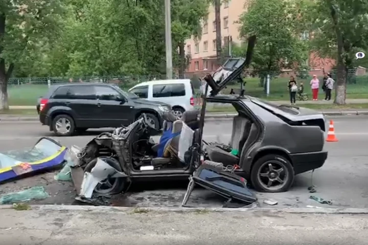 У Києві Mercedes влетів у маршрутку і перетворився на купу металу (відео)