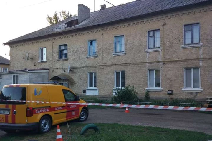 На Київщині обвалилася частина даху багатоквартирного будинку
