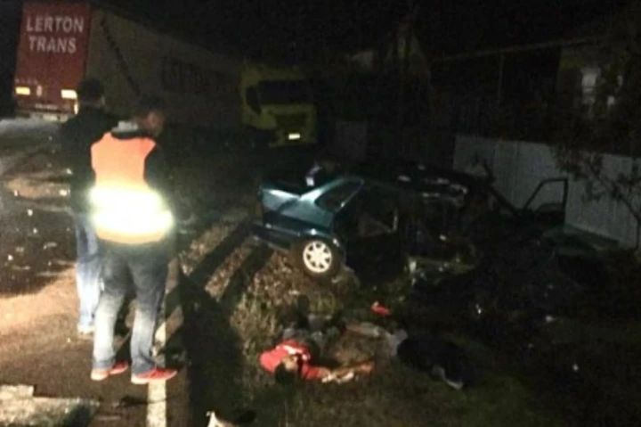 На Закарпатті п’яний водій легковика влетів у вантажівку, одна людина загинула