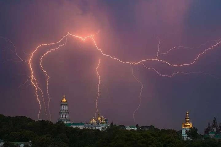Вночі столицю накриє сильна гроза