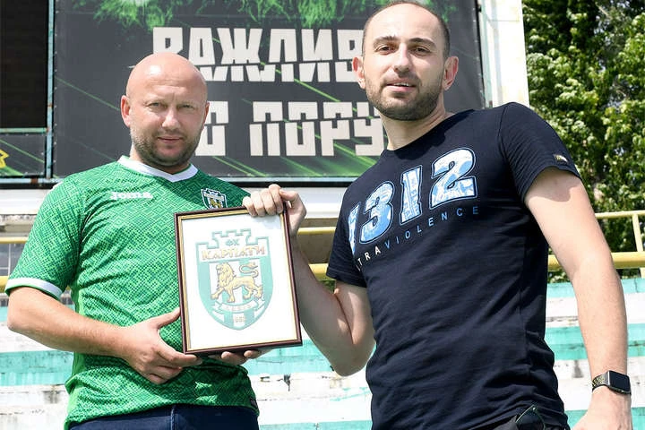 «Карпати» передали старий герб фанатам і презентували новий (фото)