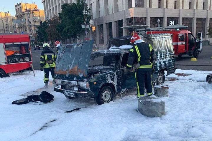 На Майдані Незалежності загорівся автомобіль (фото)