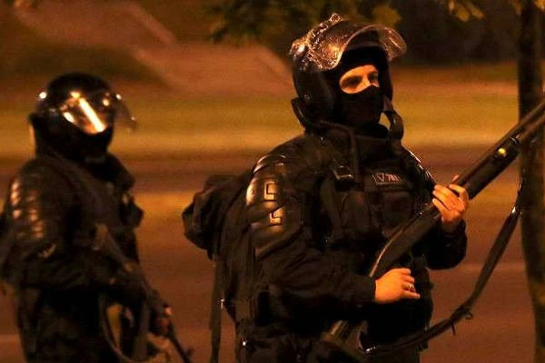 У Мінську силовик перейшов на бік протестувальників: відео