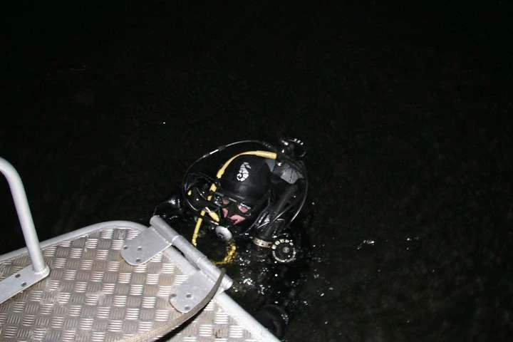 Водолази дістали чоловіка з Дніпра біля Пішохідного моста