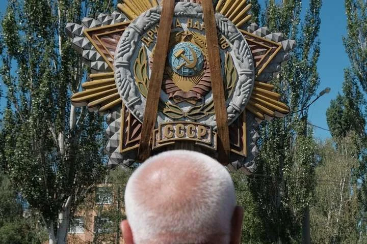 У Кропивницькому демонтували зі стели зірку та герб СРСР