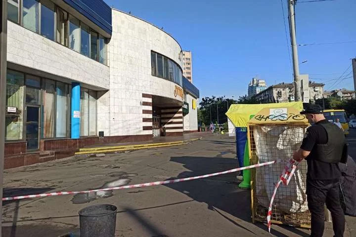 На Лук’янівці переполох: біля входу в метро виявлено підозрілий предмет
