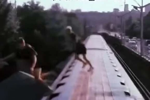 В Києві екстремали стрибали з вагона метро: відео