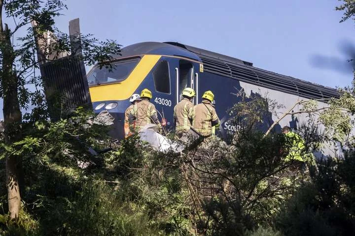 У Шотландії зійшов з рейок пасажирський потяг: є загиблі і постраждалі