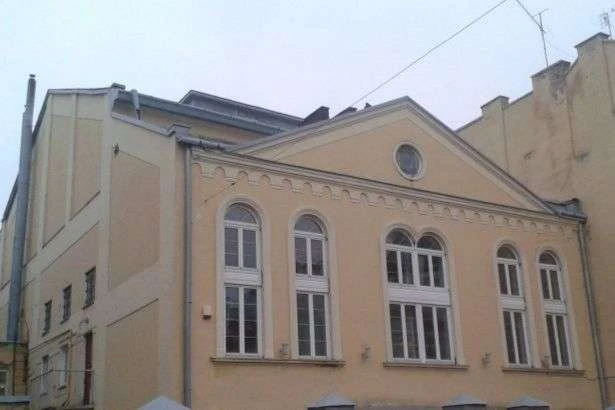 У Маріуполі чоловік з сокирою напав на синагогу: відео