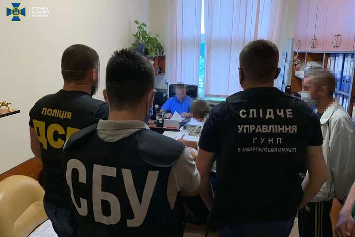 СБУ викрила у Закарпатській ОДА багатомільйонні оборудки з державними коштами