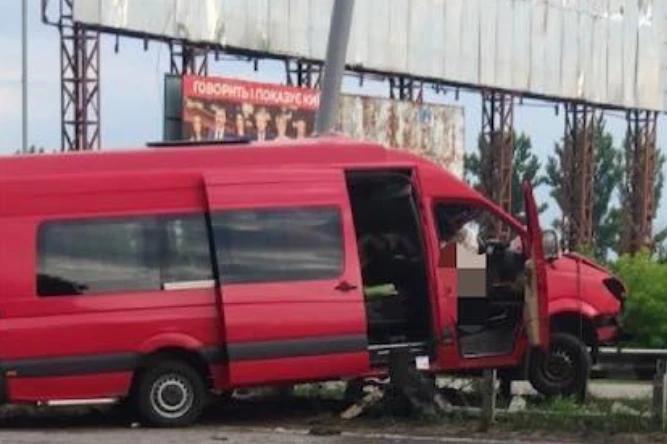 Під Києвом зіткнулися мікроавтобус і легковик, є загиблий