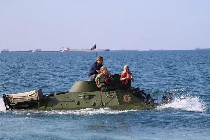 Наслідки побєдобєсія. В окупованому Криму потонула бронемашина