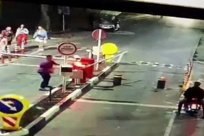 У Києві чоловік розтрощив обладнання автоматичної системи біля Труханового острова (відео)
