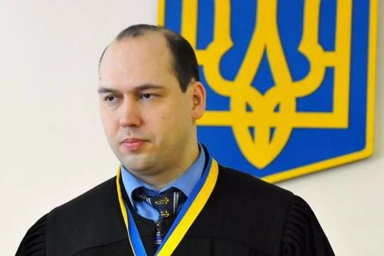 Приватбанк вимагає відсторонити суддю Вовка від справи про обслуговування депозитів офшорів Суркісів