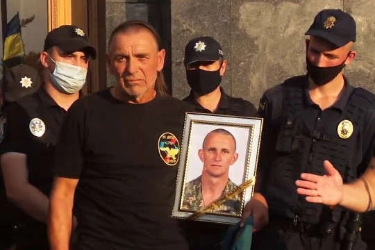 Це треба чути. Виступ батька загиблого під Зайцевим сержанта Журавля
