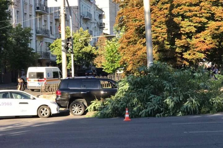 У центрі Києва таксі влетіло у позашляховик (фото)