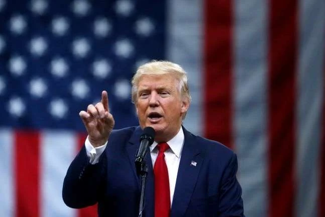 Протести у США: Трамп погрожує десятьма роками в'язниці тим, хто спотворює урядові будівлі