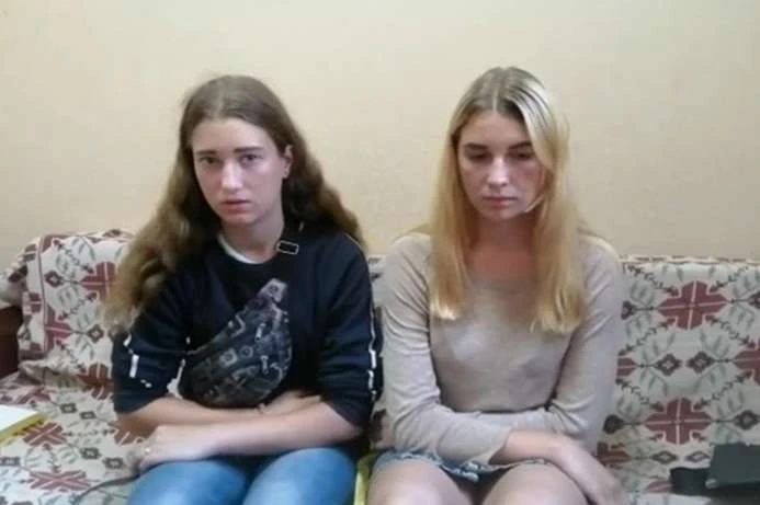 Погром в поїзді: юних вандалок затримали, вони вибачилися на камеру (відео)