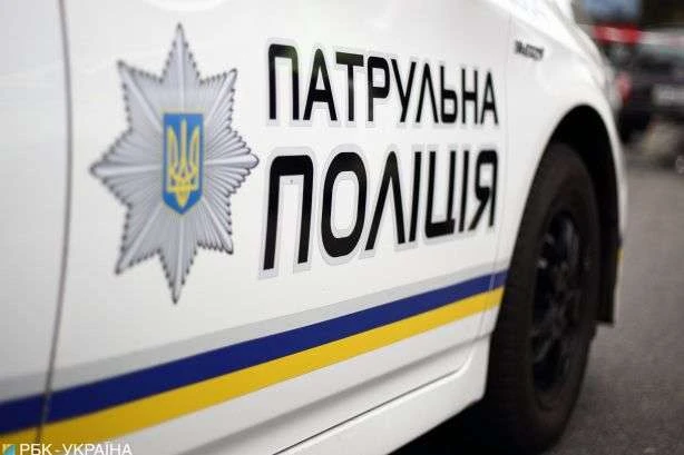 У столиці дівчина побила ногами патрульну 