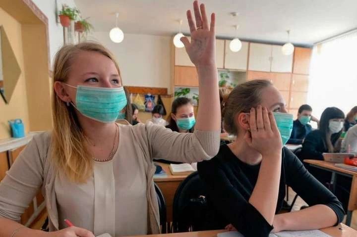 Маски й вимірювання температури: як працюватимуть освітні заклади з 1 вересня
