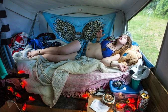 Американский фотограф подглядывает за людьми в спальнях и подслушивает их мысли