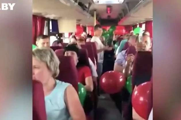 З'явилося відео, як учасників мітингу за Лукашенка вчили, що кричати
