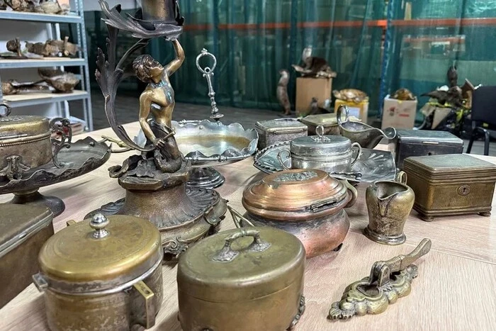 Митники зупинили спробу вивезення за кордон колекції старовинних посріблених виробів (фото)