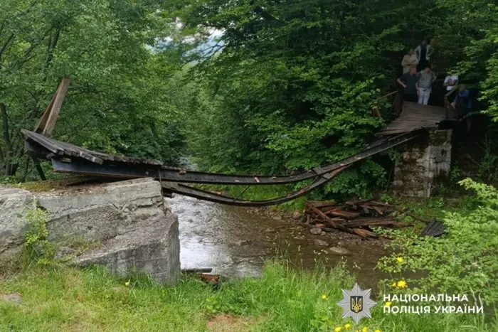 На Буковині через обвал мосту травмувалася група дітей