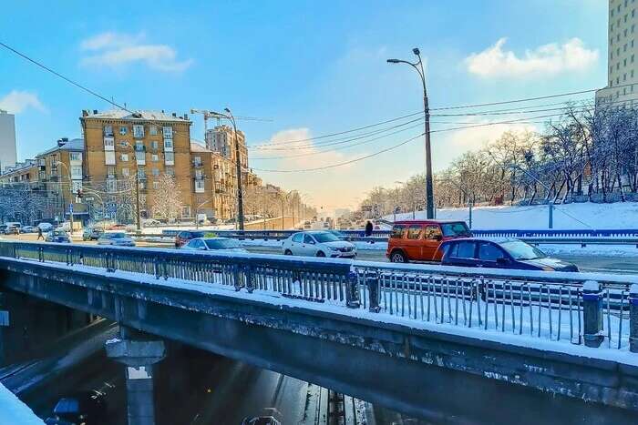 Після весняного снігопаду Київ бореться з ожеледицею: 157 одиниць техніки на дорогах