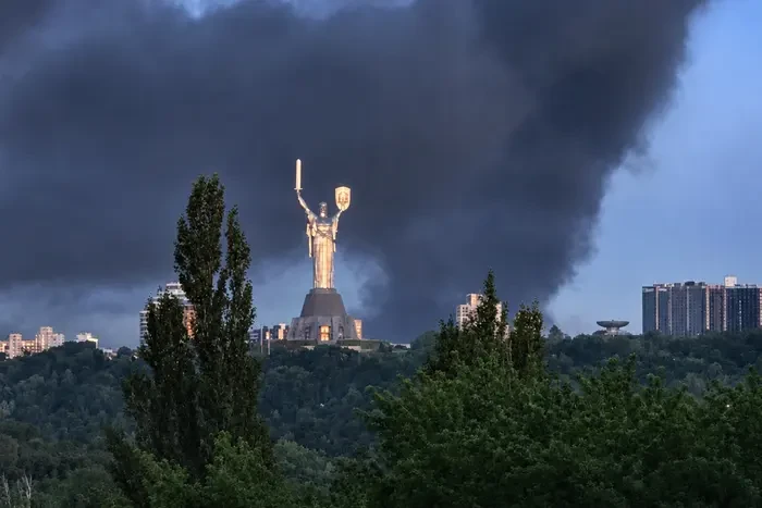 Росіяни атакують Київ: горять будинки, під завалами люди (оновлюється)