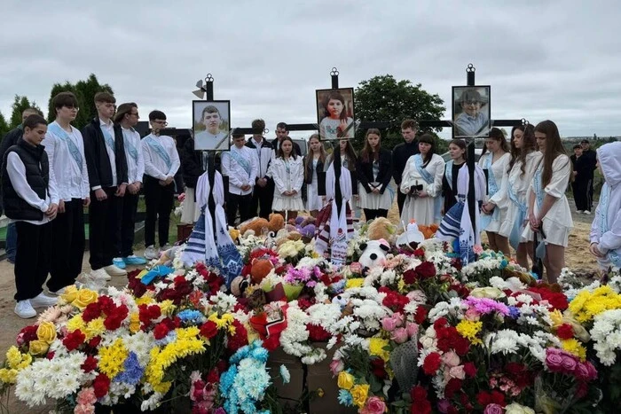 Випускники з Коростишева прийшли на могилу до однокласника, якого вбила ракета (фото, відео)