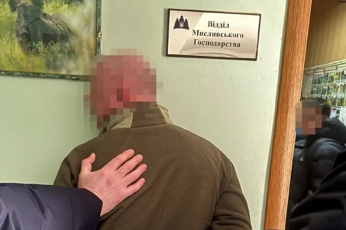 Керівники лісового управління, які брали побори за мисливські посвідчення, підуть під суд